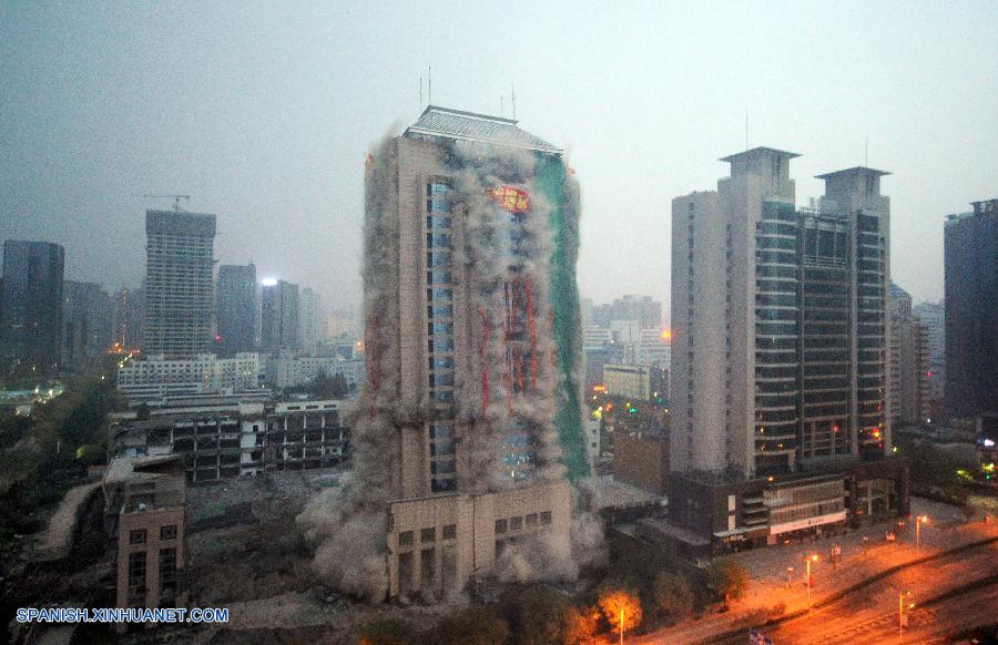 Demolido por voladura edificio de 118 metros de altura en Xi'an, China