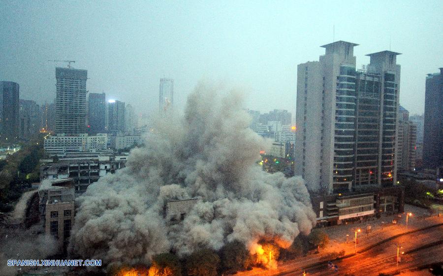 Demolido por voladura edificio de 118 metros de altura en Xi'an, China