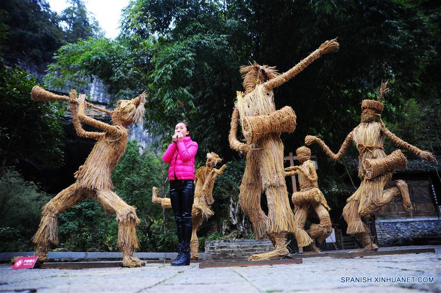 Temporada artista del espantajo se celebra en Chongqing