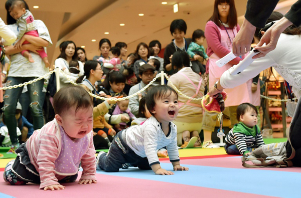 600 bebés compiten en carrera de gateo más grande del mundo