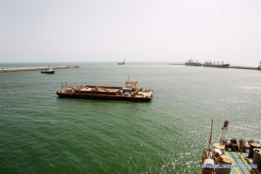 La foto muestra el puerto construido en Mauritania por China.