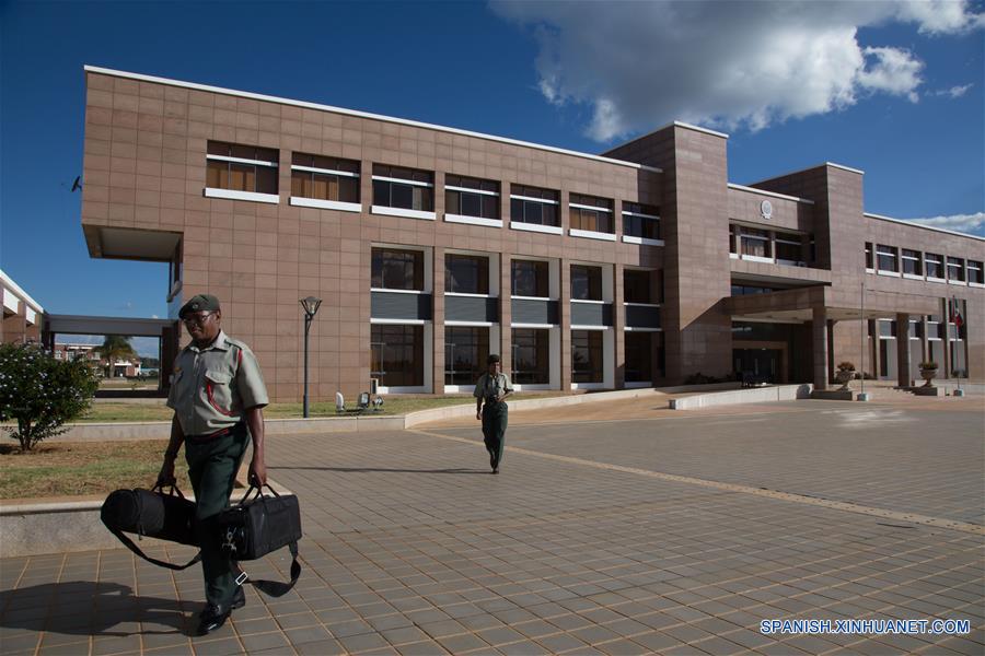 Esta foto muestra el Instituto de Defensa de Zimbabue, construido por China, que también ofreció el préstamo.