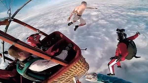 Un hombre sobrevive tras lanzarse casi desnudo desde 4.000 metros sin paracaídas