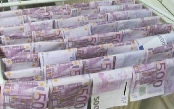 Policía halla más de 100,000 euros en un río