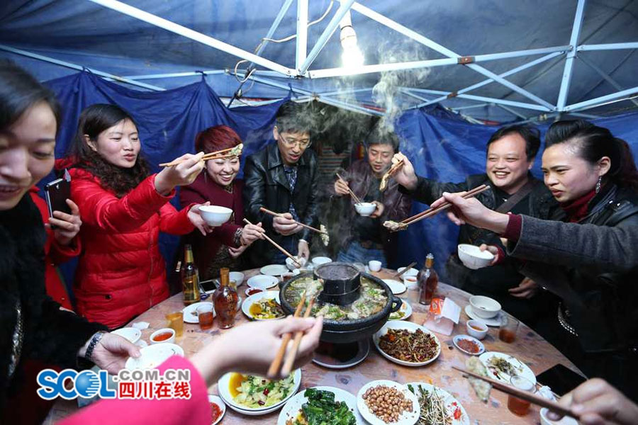 Amigos se reúnen para degustar el delicioso estofado. (Foto: Scol.com.cn)