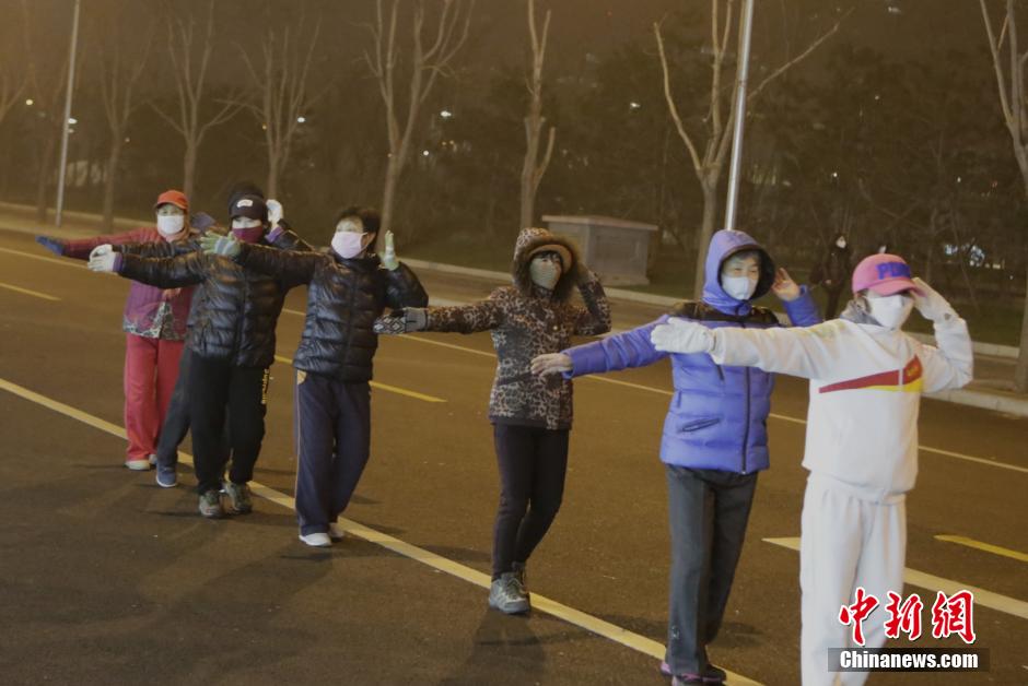 La severa contaminación de Pekín no detiene el baile en las plazas públicas 