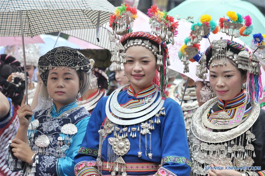 Festival de ornamentos y vestimenta de plata de etnia Miao