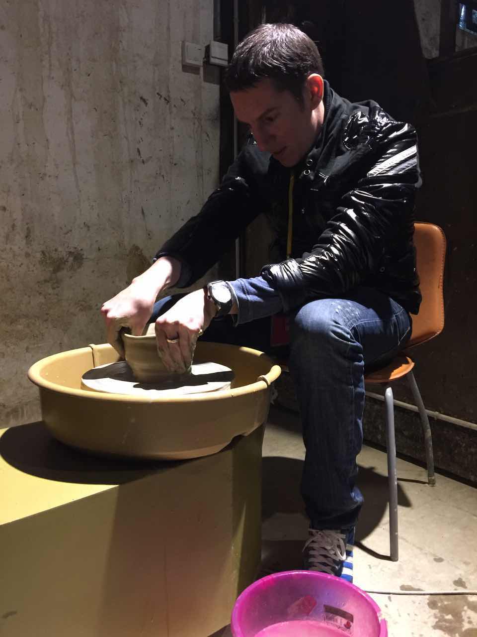 Periodistas extranjeros visitan los hornos de porcelana de Jizhou