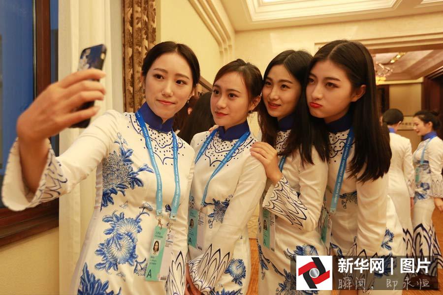 Destaca la belleza china el uniforme de la Conferencia Mundial de Internet