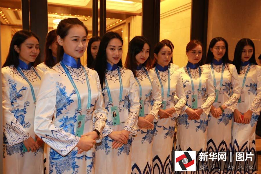 Destaca la belleza china el uniforme de la Conferencia Mundial de Internet