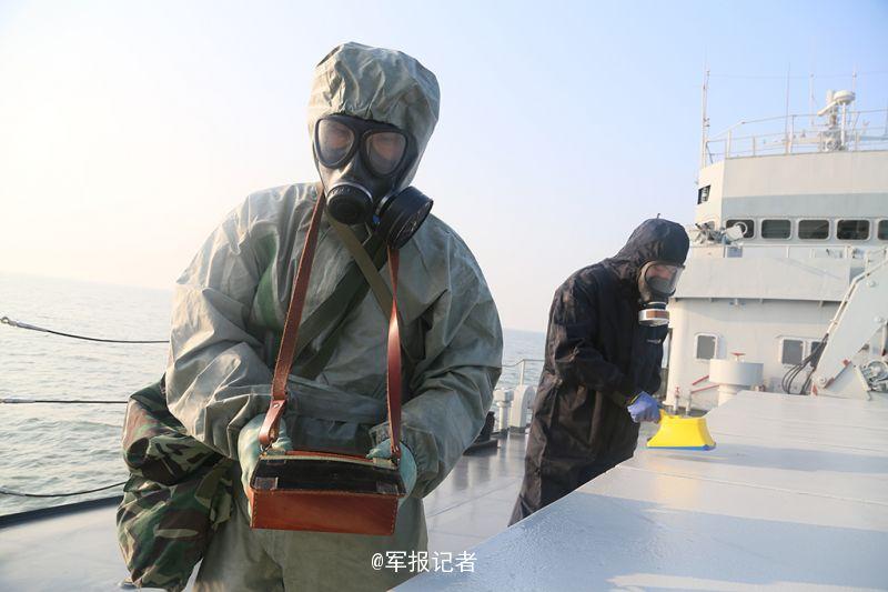 Simulacro de protección biológica-química nuclear en buques de guerra 2