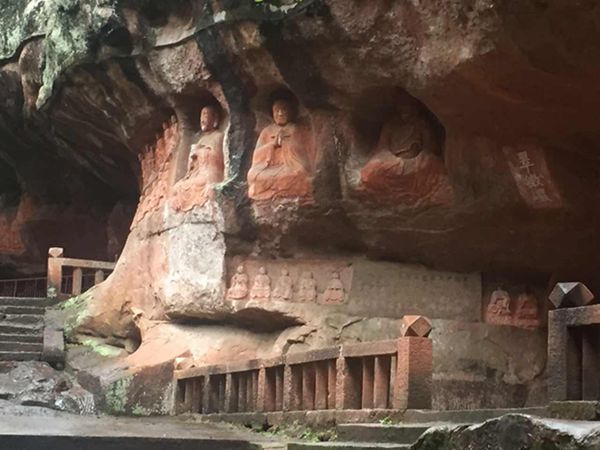 Periodistas extranjeros visitan las cuevas Tongtianyan y la antigua muralla de Ganzhou