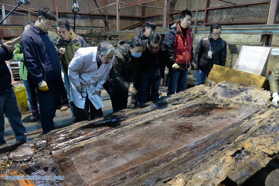 Abierta tapa de ataúd externo de una tumba de 2.000 años de antigüedad en este china