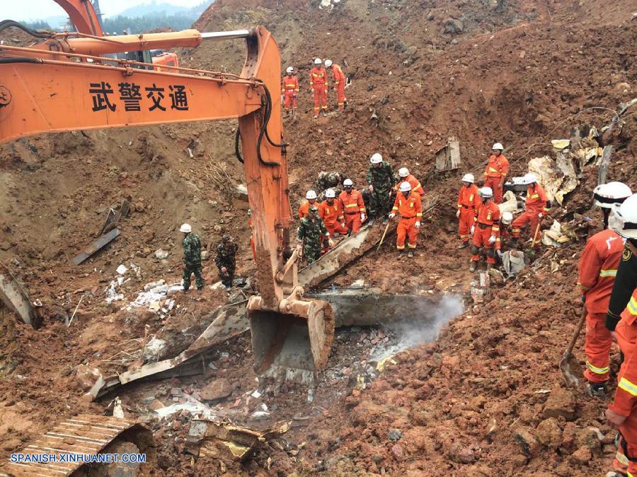 Número de desaparecidos revisado a 85 tras desprendimiento de tierras en sur de China
