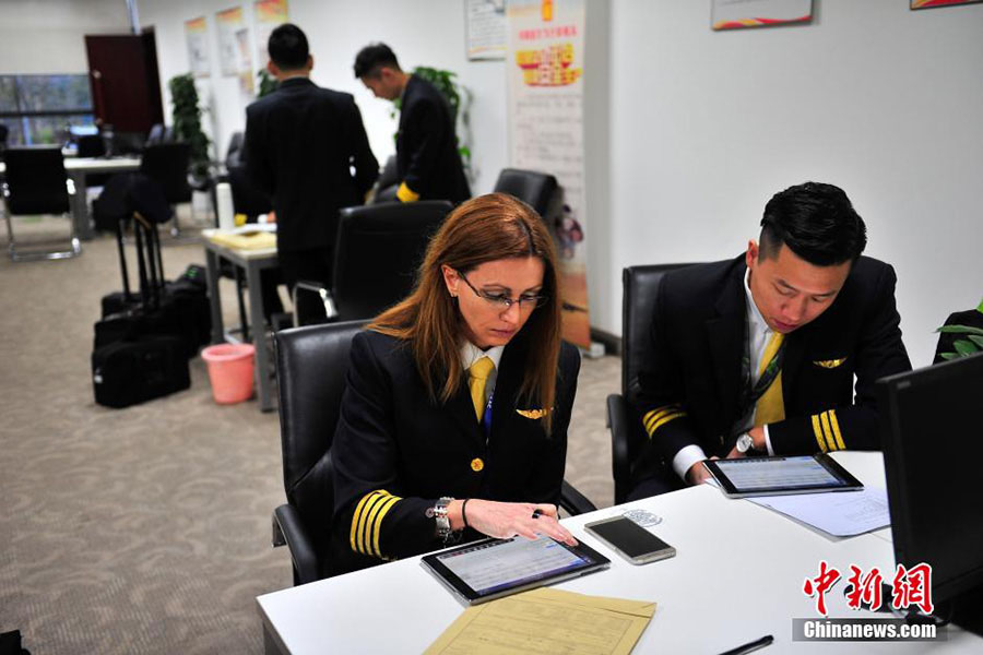 Jin recibió una oferta de una aerolínea china llamada Xiangpeng Airlines y vino a China en agosto de 2015. Dijo que ya pensó en trabajar en China cuando tenía 16 años. Ahora tiene un trabajo estable como piloto en China. [Foto/Chinanews.com]