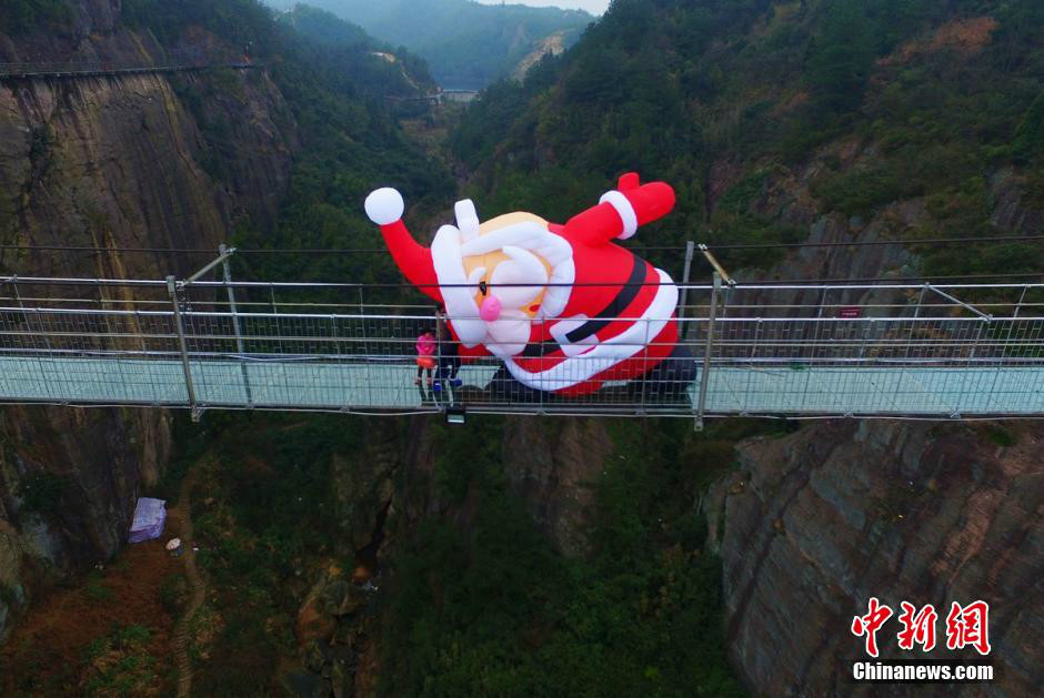 "Papá Noel" en el puente de cristal del Parque Nacional Geológico Shiniuzhai