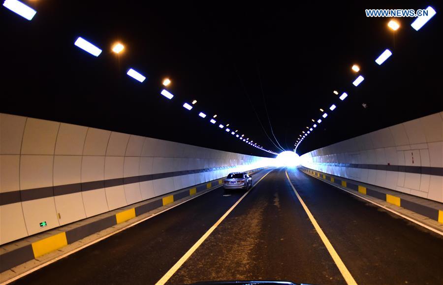 Abre al tráfico el túnel bajo un lago más grande de China