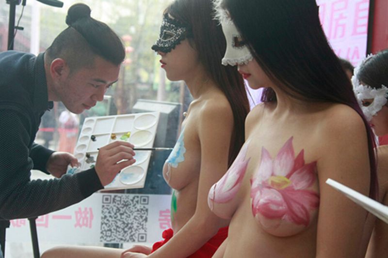 Recaudan fondos para pacientes de cáncer de mama gracias a la pintura corporal