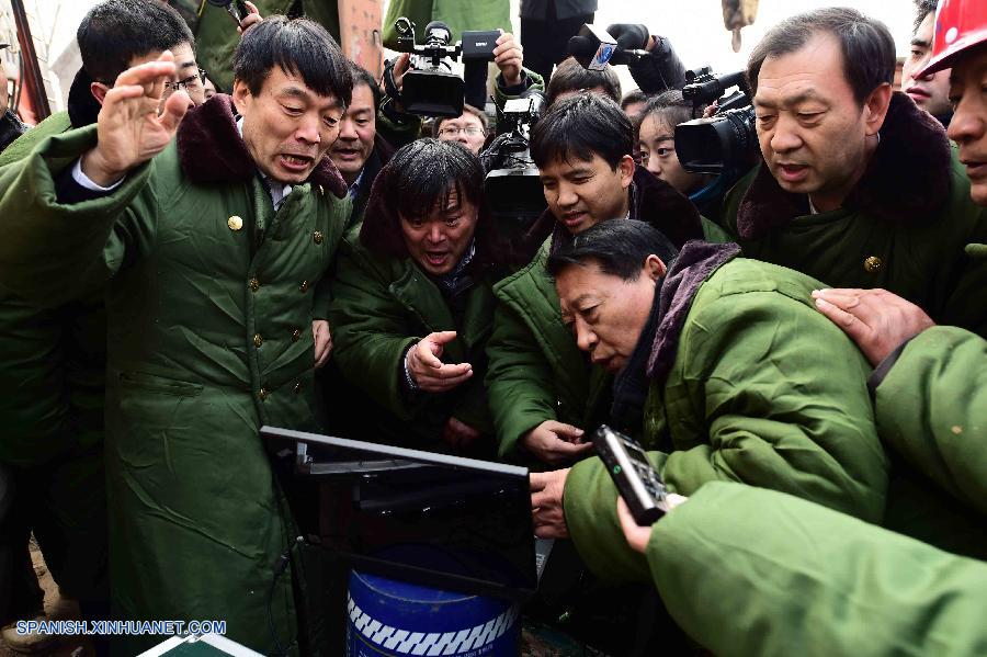 Ocho mineros atrapados siguen vivos cinco días después de derrumbe de mina en este de China