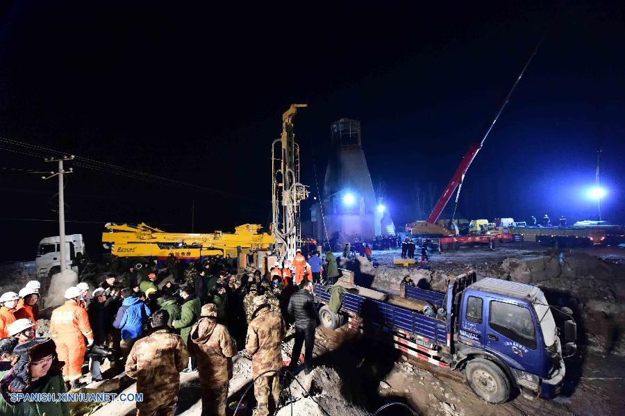 Ocho mineros atrapados siguen vivos cinco días después de derrumbe de mina en este de China