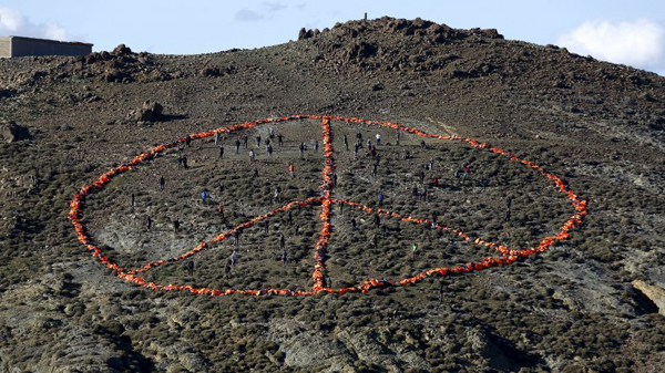 Crean un símbolo de la paz en Lesbos con 3.000 chalecos salvavidas