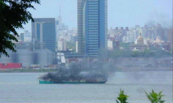 Pesquero con 300 toneladas de combustible arde en Montevideo
