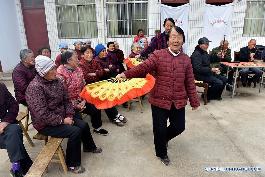 La foto tomada el pasado 18 de marzo del año 2015 muestra a varios ancianos rurales entreteniendose en un centro de cuidado del día para ancianos en la provincia de Shanxi.