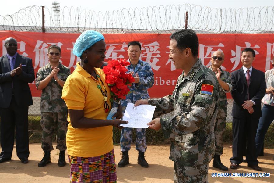 La foto tomada el pasado 5 de marzo del año 2015 muesta a una mujer Liberiana, paciente del virus Ebola, que se recuperó de la enfermedad tras ser atendida por médicos chinos. 