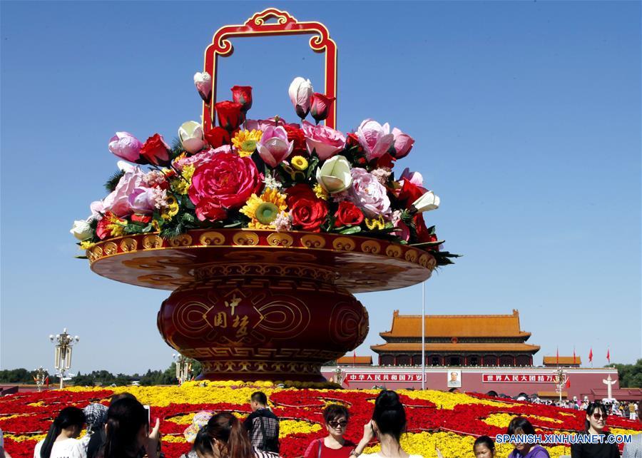La foto tomada el pasado 27 de septiembre del año 2014 muestra un macizo de flores en la Plaza de Tiananmen