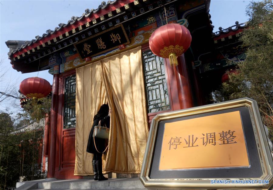 La foto tomada el pasado 15 de enero del año 2014 muestra un restaurante cerrado que solía ser famoso y se situaba en un parque popular en la ciudad de Beijing.  