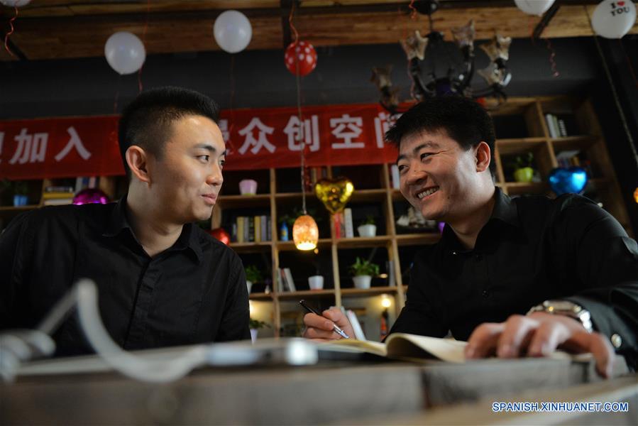  La foto tomada el pasado 11 de noviembre del año 2015 muestra a dos emprendedores intercambiando sus experiencias en la ciudad de Lanzhou, capital de la provincia de Gansu, noroeste de China.