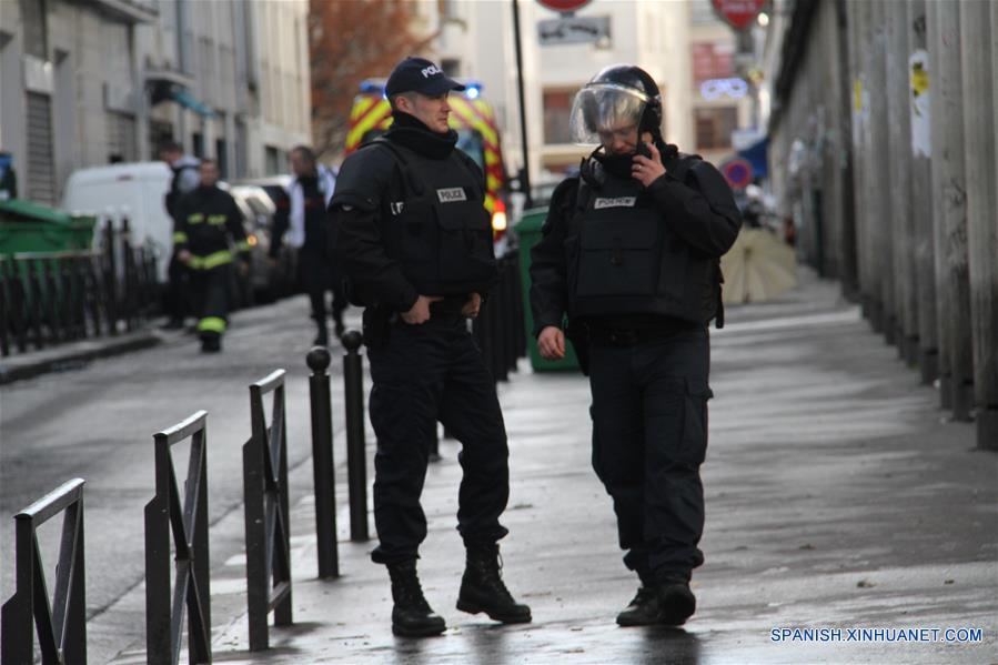 Policía mata a hombre afuera de estación de policía en París