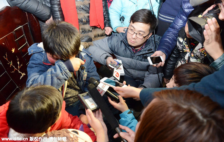 El hermano mayor de Yiran llora al responder a los reporteros preguntas sobre su hermana en su casa del condado Taihe de Fuyang, provincia de Anhui, el 6 de enero de 2016. [Foto/IC]