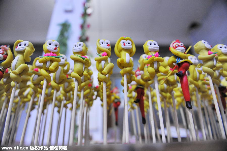 El artista Li Jinguo ha creado cien figuras de masa con forma de monos para el próximo Festival de Primavera. [Foto/IC]