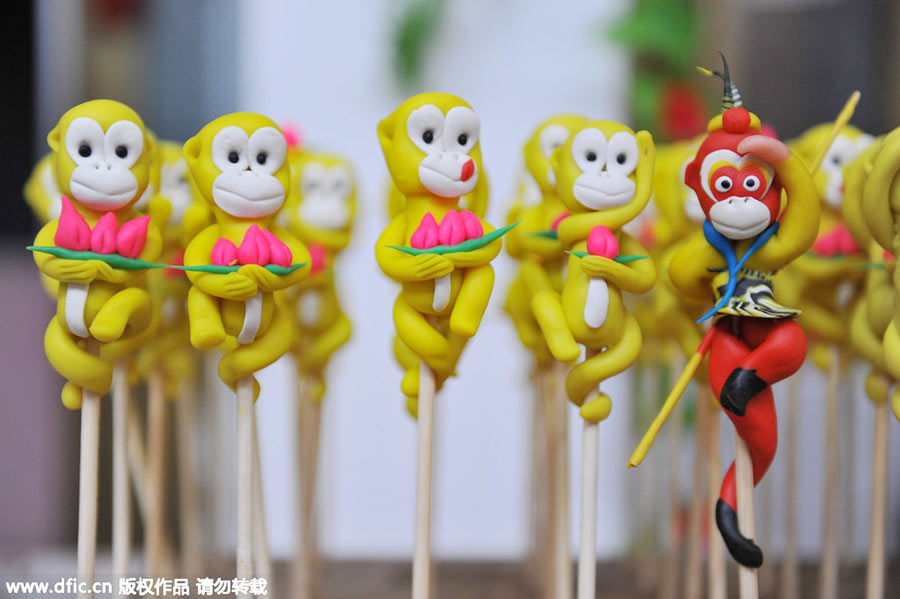 El artista Li Jinguo ha modelado estas figuras de masa con forma de monos para el próximo Festival de Primavera. [Foto/IC]