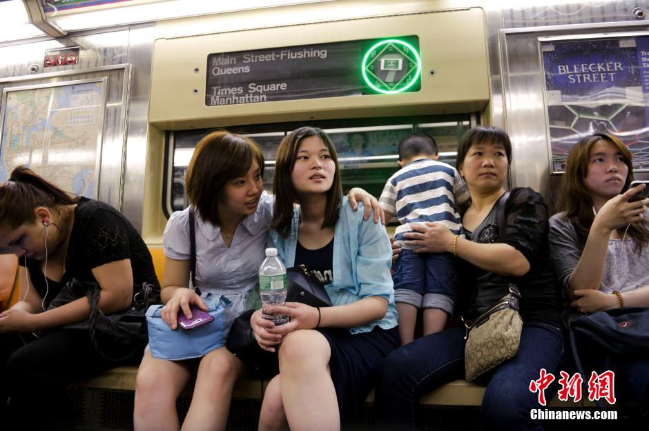 Foto del metro de Nueva York el 26 de mayo de 2015 muestra a una familia originaria de la provincia de Zhejiang. (CNS/Liao Pan)