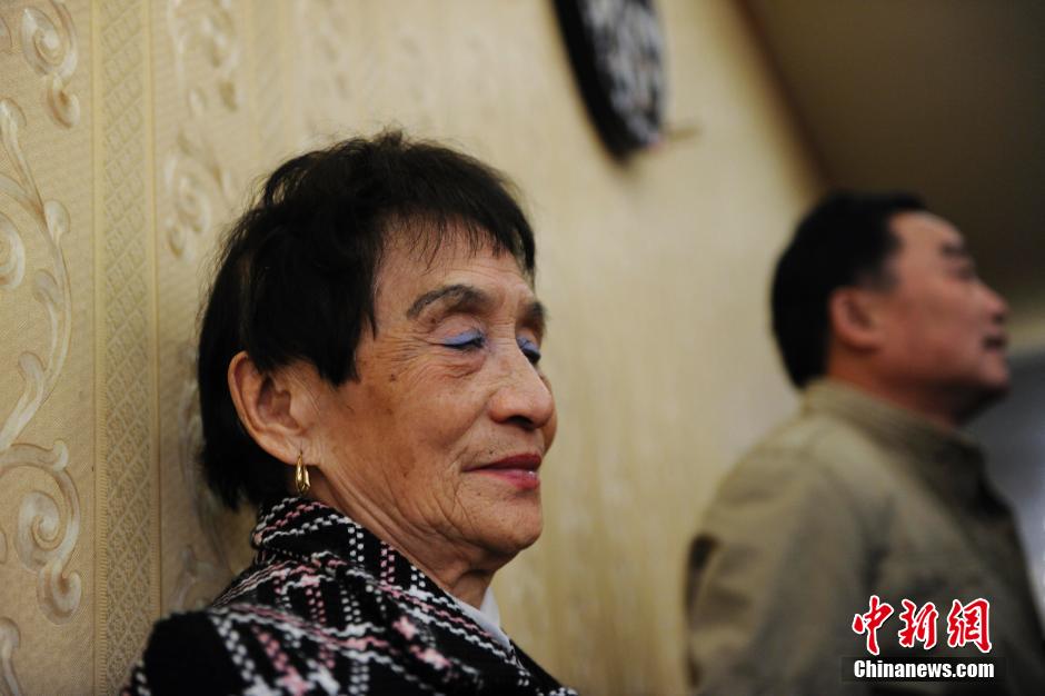 Una mujer mayor en una la fiesta de despedida del cónsul general chino en Johannesburgo en un restaurante en Johannesburgo, el 26 de junio de 2010. (CNS/Liao Pan)