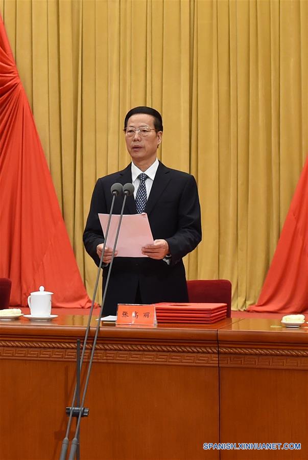 El viceprimer ministro chino Zhang Gaoli preside la ceremonia de premios Estatal de Ciencia y Tecnología de China en el Gran Palacio del Pueblo en Beijing, capital de China, 08 de enero de 2016. (Xinhua / Li Xuerui)