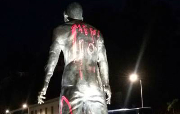Vandalizan la estatua de Ronaldo escribiéndole el nombre de Messi