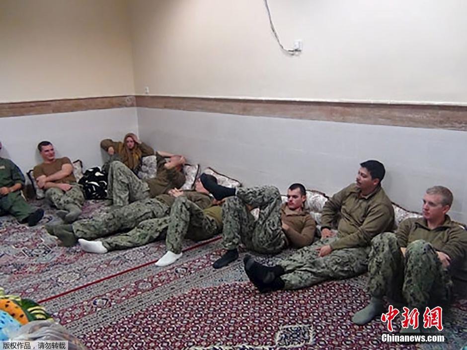 Publican fotos de la detención de 10 marineros de EE.UU. por Irán