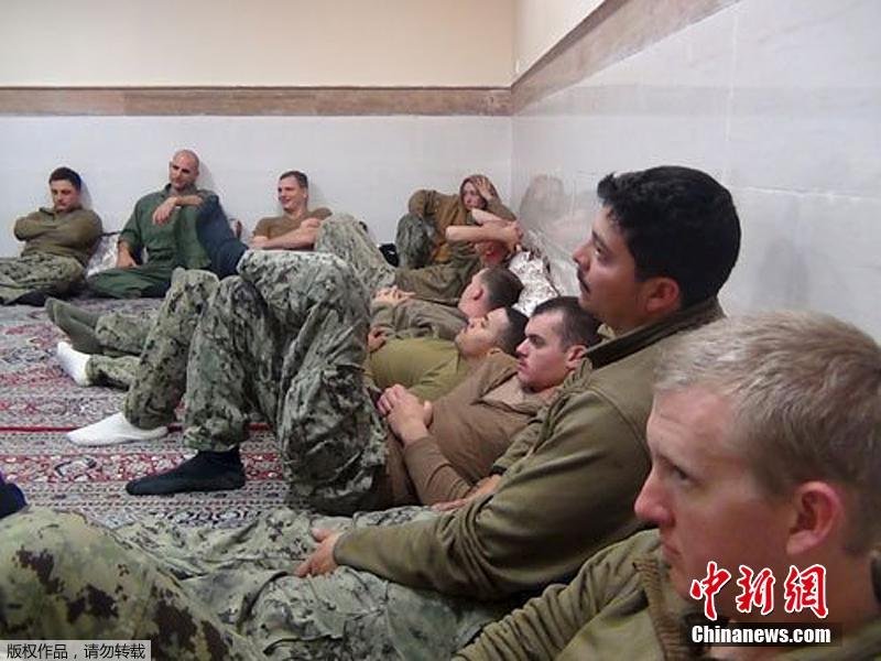 Publican fotos de la detención de 10 marineros de EE.UU. por Irán