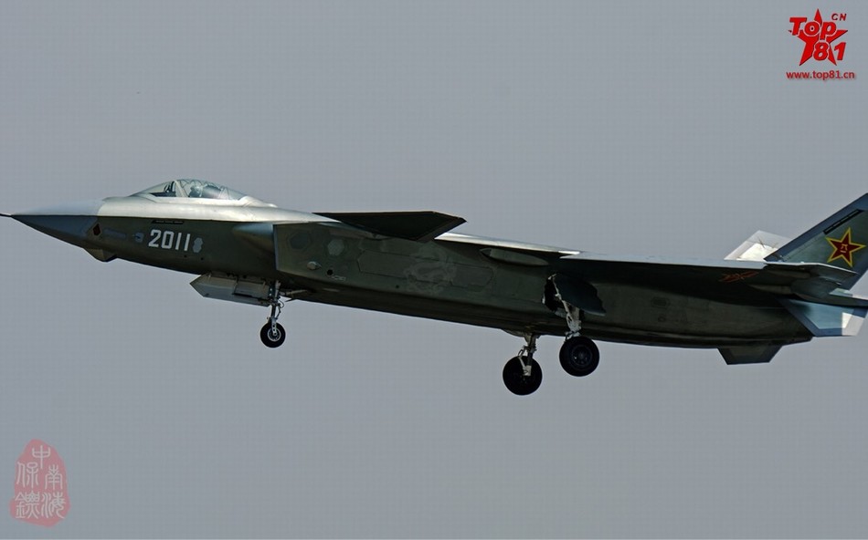 Avión combate J2017-20 realiza prueba