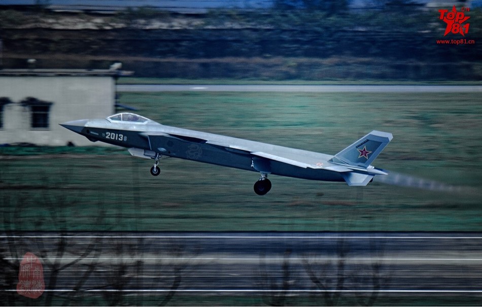 Avión combate J2017-20 realiza prueba
