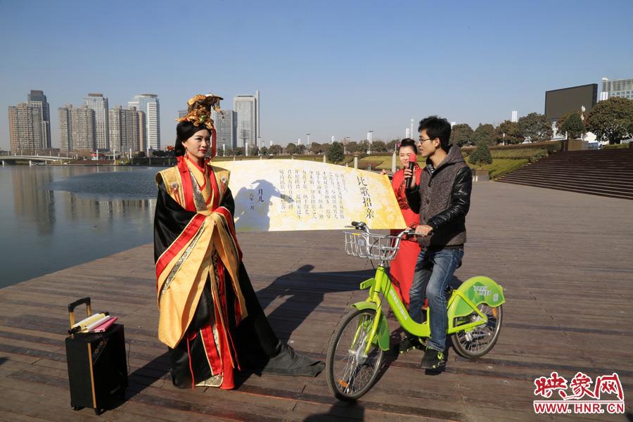 Mujer disfrazada de “Miyue” busca novio en las calles de Zhengzhou 4