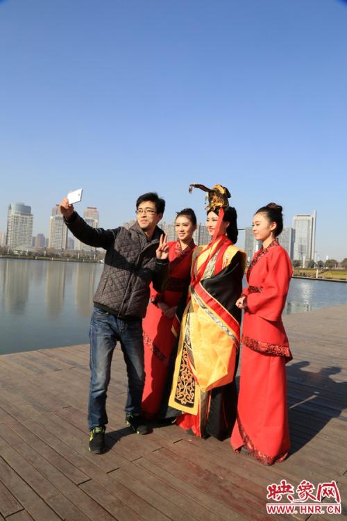 Mujer disfrazada de “Miyue” busca novio en las calles de Zhengzhou 3