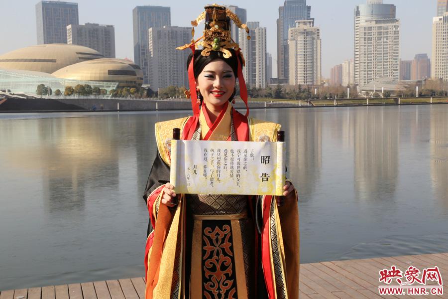 Mujer vestida de “Miyue” busca novio en las calles de Zhengzhou