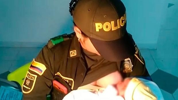 Una policía amamanta a un bebé abandonado para evitar que muera
