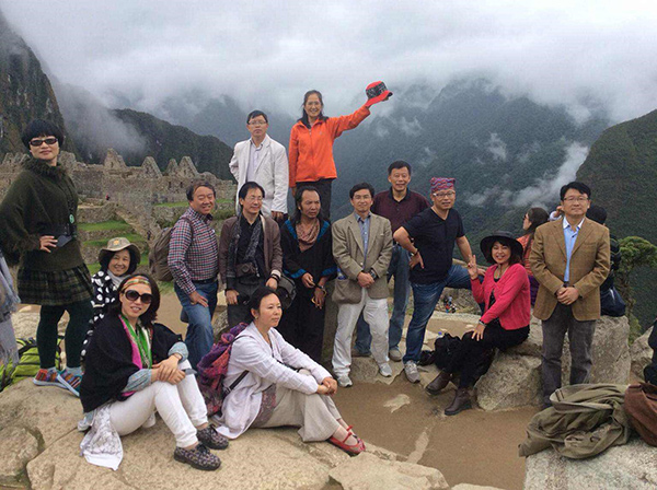 El grupo de poetas chinos en las alturas de Machu Picchu, Perú. (Foto: Cortesía)