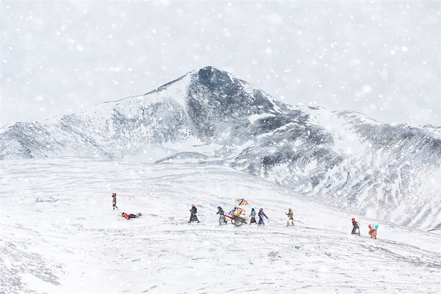 Peregrinos de camino a Lhasa, capital de la región autónoma del Tíbet. [Fotografía de Hu Guoqing/photoint.net]