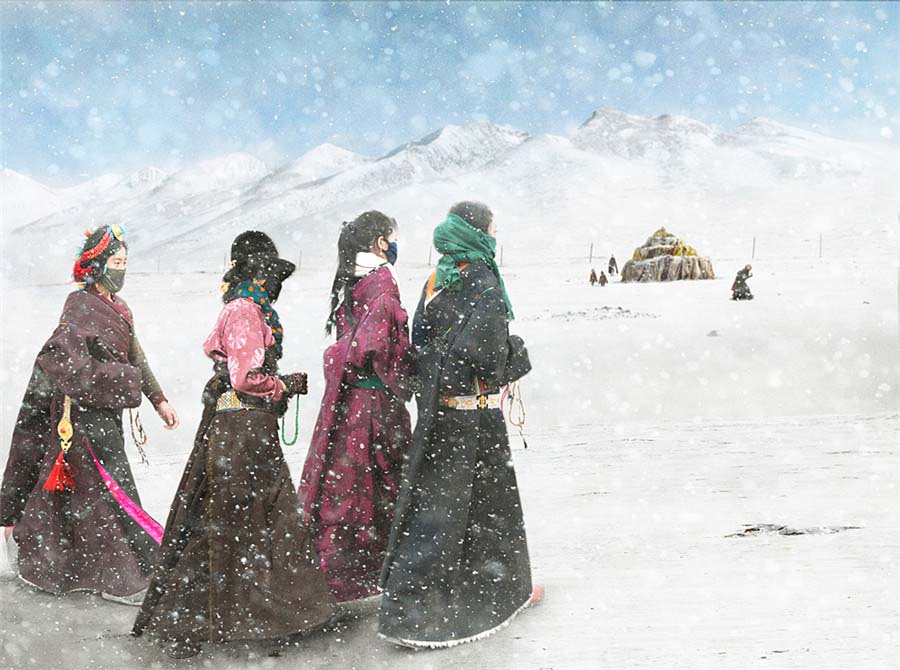 Peregrinas del budismo tibetano caminan a través de la nieve. [Fotografía de Hu Guoqing/photoint.net]